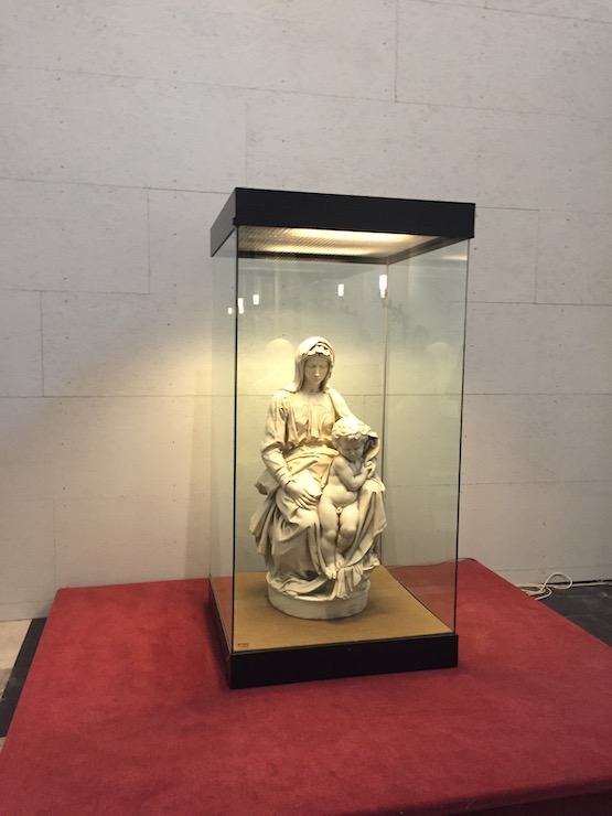 ブリュージュ  聖母子像　ミケランジェロ